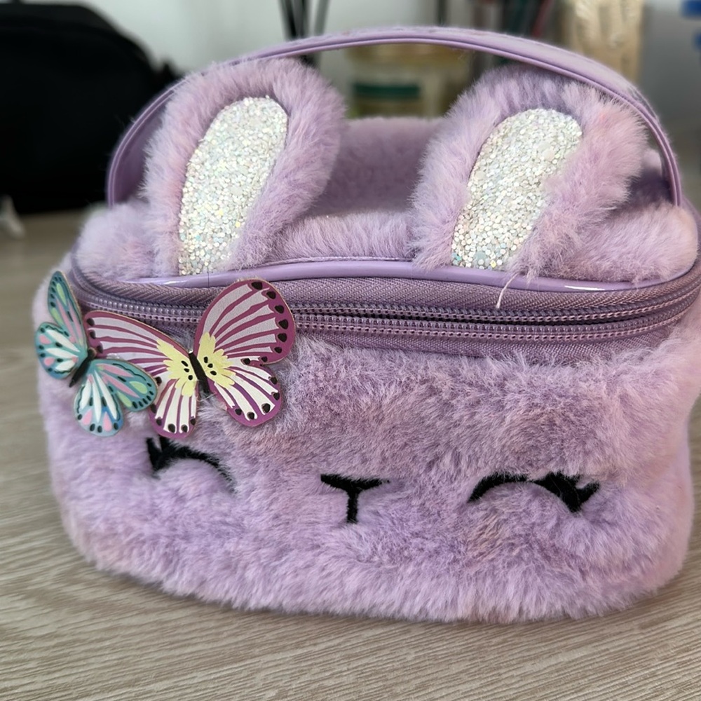 This is a cute little jewelry or accessory pouch. Cute for girls and boys